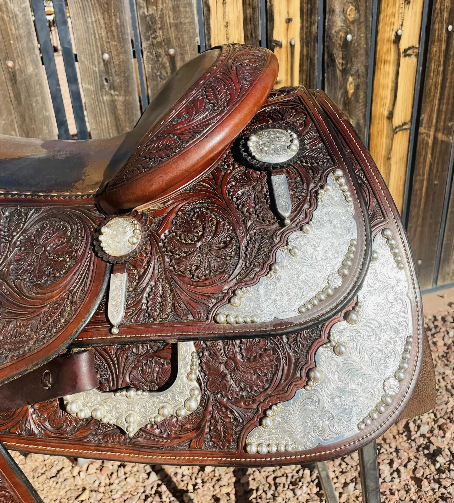 Bob Avila B17-120M — cantle right silver overlay and concho detail
