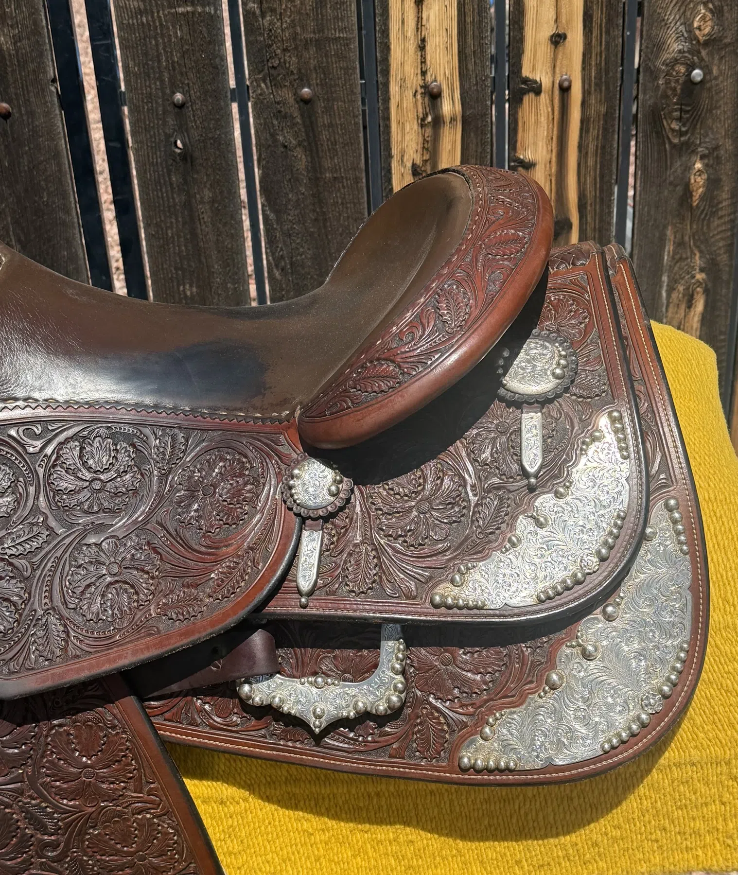 Bob Avila Bob's Custom — cantle right with silver skirt overlay