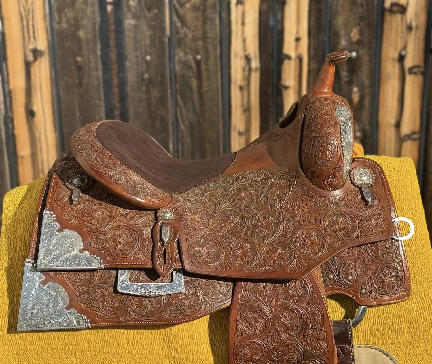 Silver cantle and corner plates